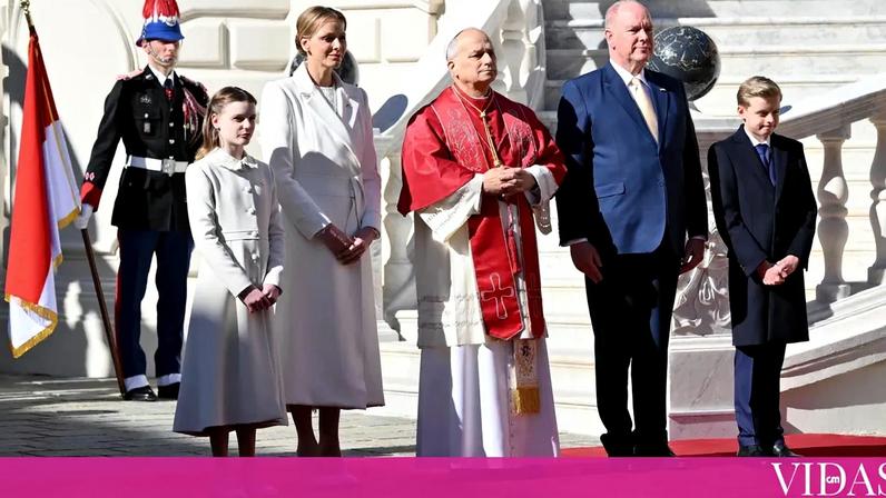 Princesa Charlene veste-se de branco para receber o Papa