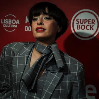 Marisa Liz causa confusão ao exibir casaco com alarme numa gala