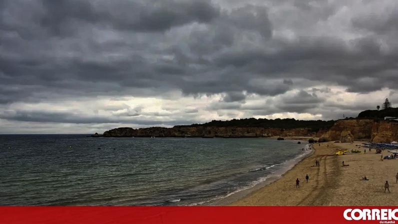 Fim de semana prolongado com chuva e céu nublado
