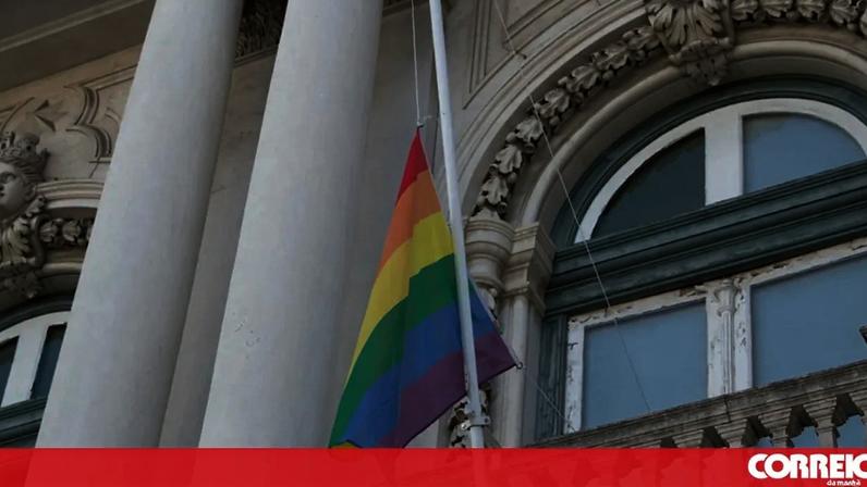 Diploma aprova proibição de bandeiras ideológicas em edifícios públicos