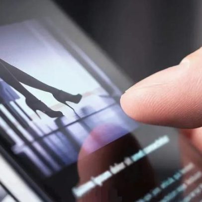 Apple e Google pagam milhões pelo uso de fotografias com pessoas reais