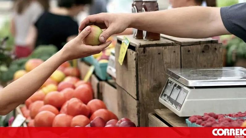 Confiança dos consumidores da UE em abril atinge mínimo de três anos