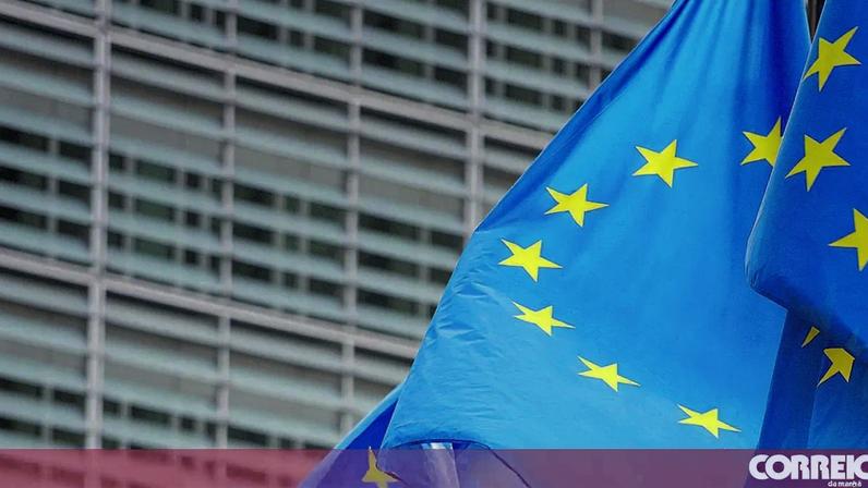 UE critica regresso de russos e bielorrussos à natação com bandeiras e hinos