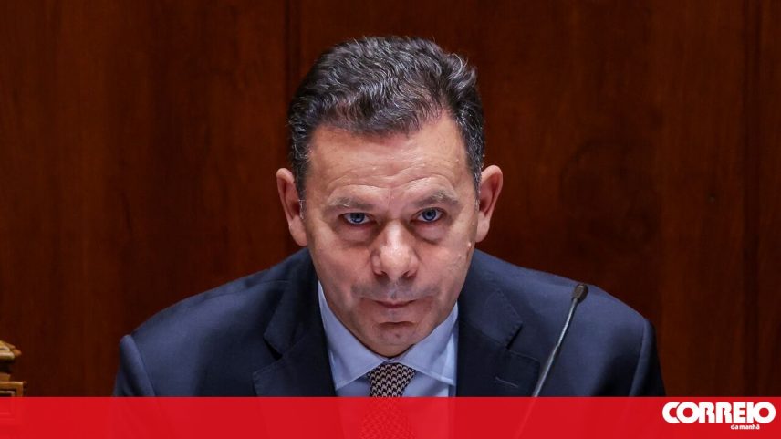 Montenegro regressa ao parlamento com PTRR aprovado; pacote laboral em impasse