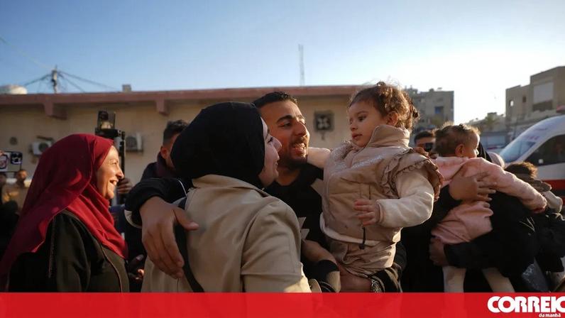 Bebés evacuados há dois anos devido à guerra regressam a Gaza