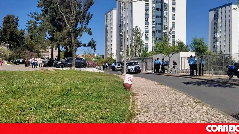 Monta em moto de amigo e morre após despiste em Almada
