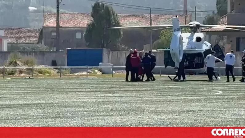 Homem preso num buraco entre rochas de cabeça para baixo.