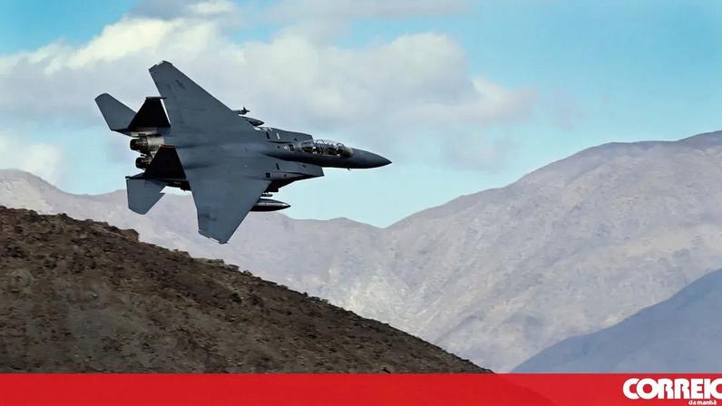 EUA buscam tripulante desaparecido de avião abatido; Irão oferece recompensa