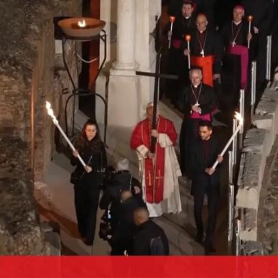 Papa Leão XIV carrega a cruz sozinho na Via Sacra, prática inédita há décadas