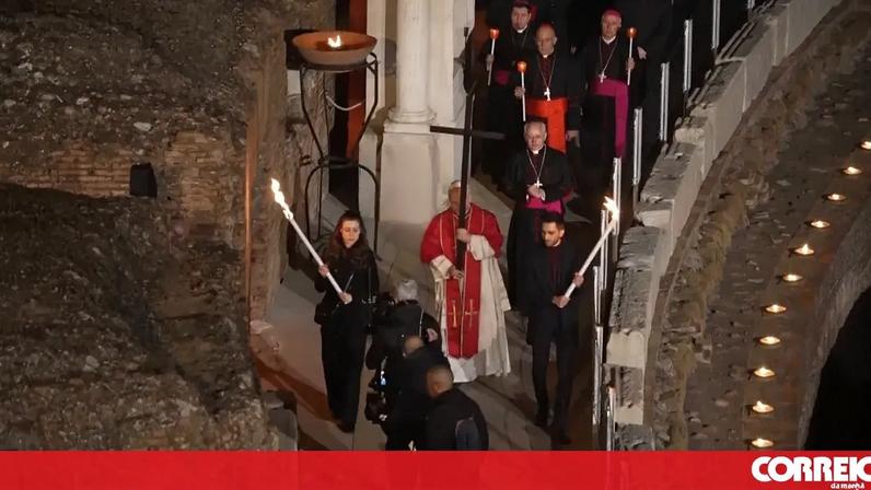 Papa Leão XIV carrega a cruz sozinho na Via Sacra, prática inédita há décadas