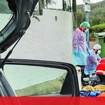 Mãe que fugia com os filhos sofre acidente; crianças morrem, acusada de homicídio por negligência