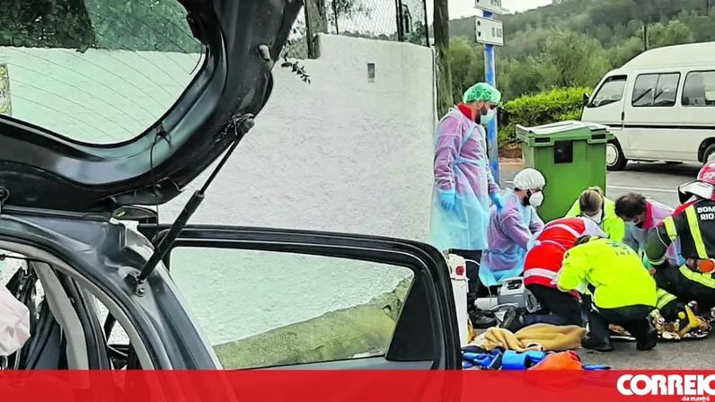 Mãe que fugia com os filhos sofre acidente; crianças morrem, acusada de homicídio por negligência