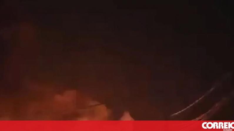 Bombeiros e GNR salvam 9 viaturas de incêndio