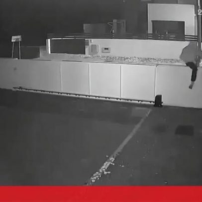 Homem encapuzado salta muro de vivendas em Cantanhede, a partir de videovigilância