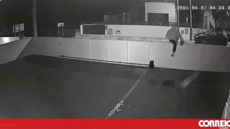 Homem encapuzado salta muro de vivendas em Cantanhede, a partir de videovigilância