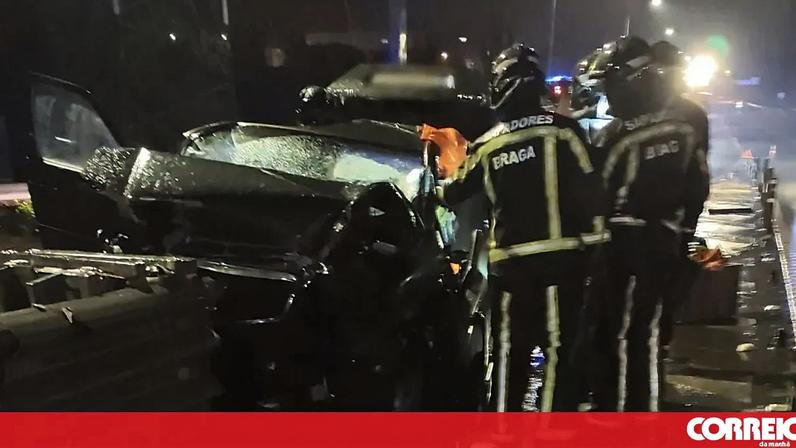 Condutor colide com separador de betão e fica gravemente ferido