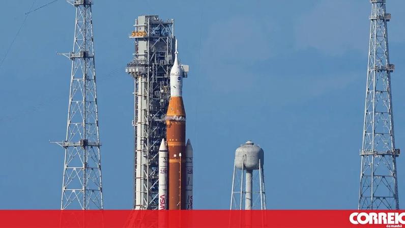 Foguetão Artemis II antes do lançamento no Centro Espacial Kennedy