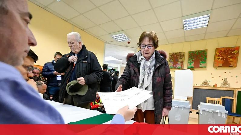 Eleitores votam na Hungria em dia de eleições
