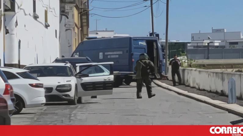 Granada sem carga explosiva atirada para dentro de carro em Olhão