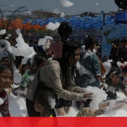 Myanmar celebra Ano Novo tradicional com festa de espuma, água e desfiles