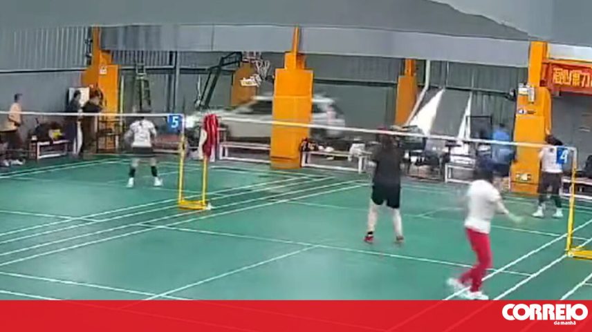 Condutor entra em pavilhão durante partida de badminton na China