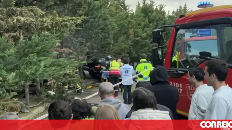Duas pessoas ficaram encarceradas em acidente entre três viaturas em Lisboa