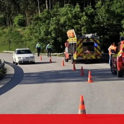 Camião betoneira despista-se e cai em vala em Penela, condutor encarcerado