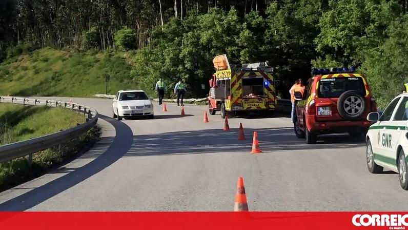 Camião betoneira despista-se e cai em vala em Penela, condutor encarcerado