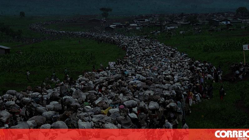 Refugiados ruandeses fogem durante o genocídio de 1994
