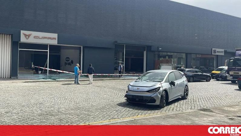 Assaltantes partem montra de stand e roubam carro no Porto