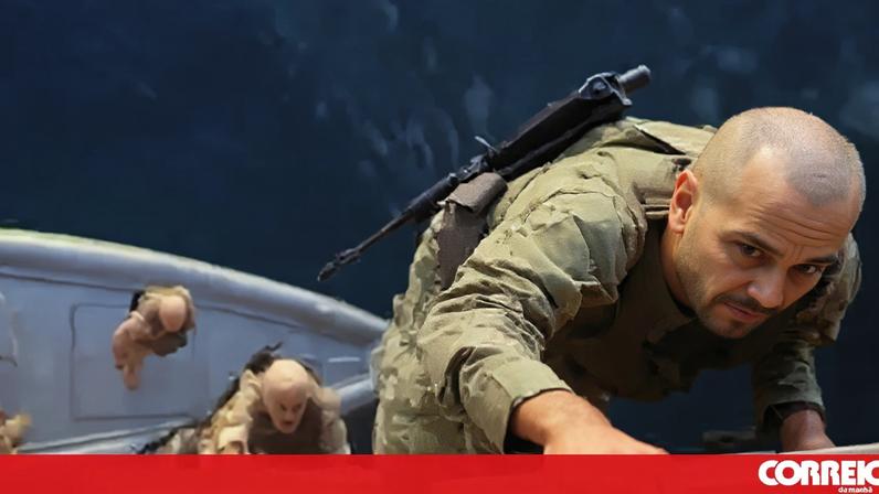 Imagens divulgadas pela Guarda Revolucionária iraniana mostram soldados a intercetarem navios no Estreito de Ormuz