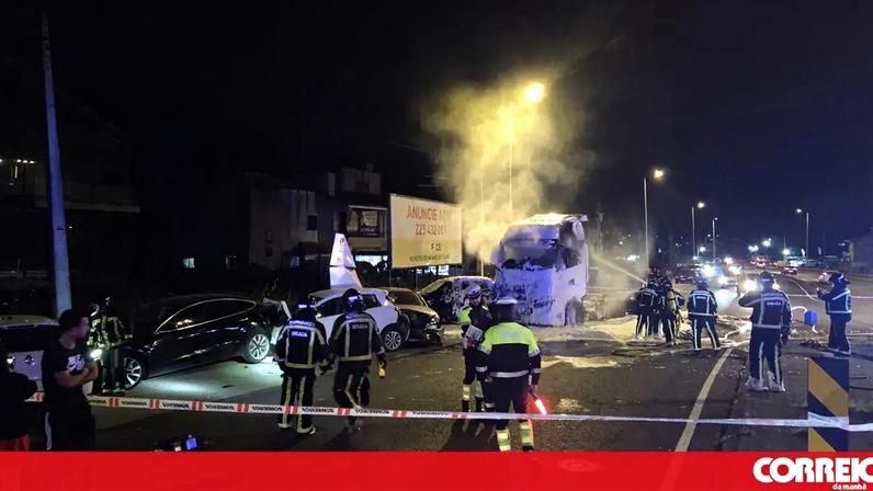 Camião despista-se, colide com cinco carros e incendeia-se em Barcelos