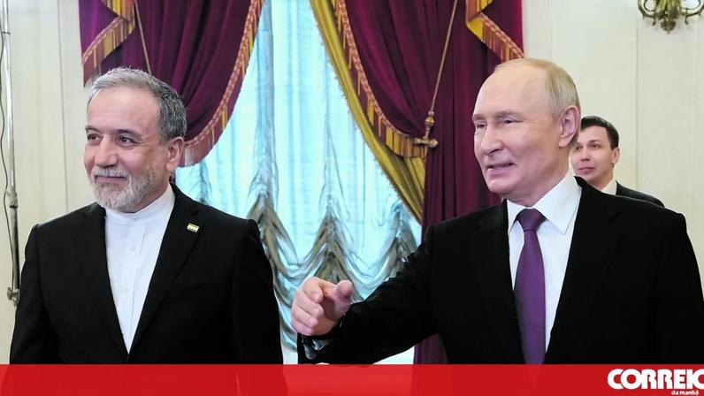 MNE iraniano Abbas Araghchi reuniu-se com o presidente russo Vladimir Putin