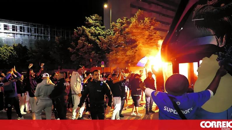 Após o triunfo na Reboleira, frente ao Estrela da Amadora, equipa do FCPorto foi recebida em festa no regresso ao Porto
