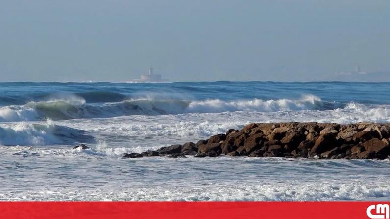 Buscas por jovem desaparecido em praia da Costa da Caparica retomaram esta manhã