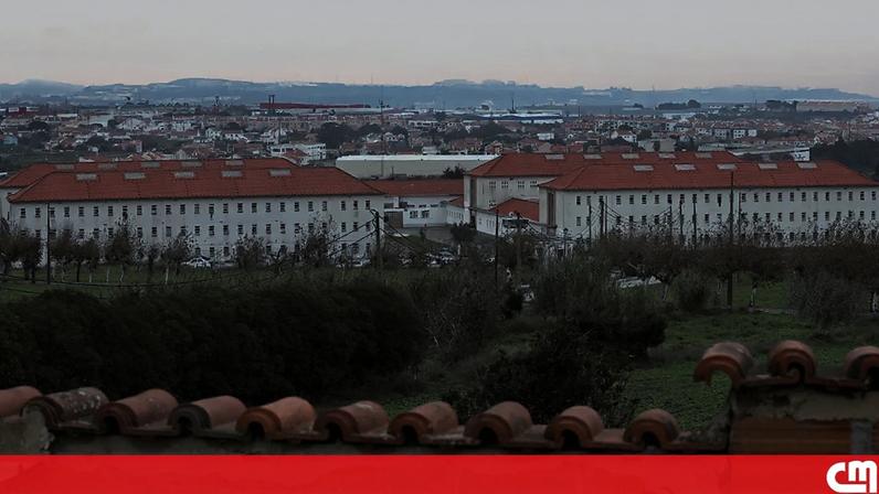 Aguardente, telemóveis e material para droga encontrados na cadeia de Sintra