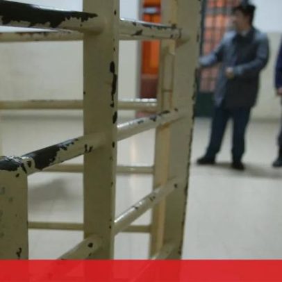 Visita com uma perna amputada tenta introduzir telemóveis nas cadeias