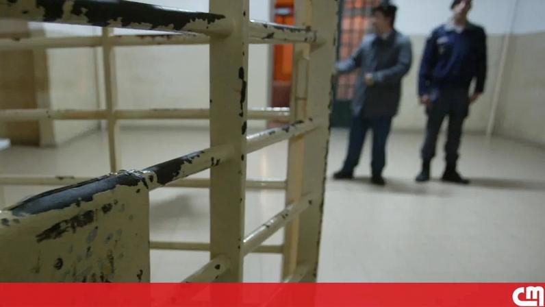 Visita com uma perna amputada tenta introduzir telemóveis nas cadeias