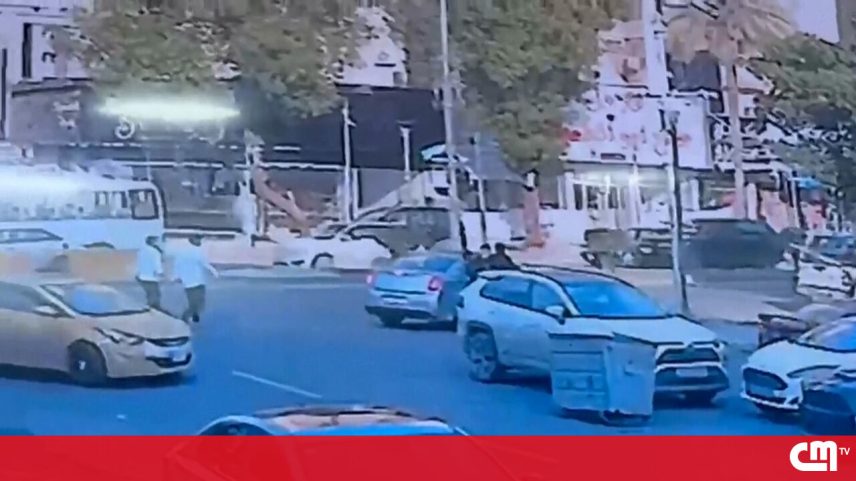 Imagens de videovigilância mostram momento em que jornalista americana é raptada no Iraque