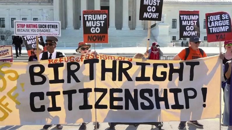 Manifestantes a favor e contra a cidadania por direito de nascimento reúnem-se em frente ao Supremo Tribunal dos EUA