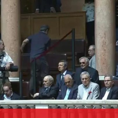 Deputados constituintes abandonam o Parlamento durante discurso de Ventura