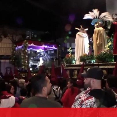Centenas de fiéis participam em procissão da Semana Santa na Colômbia