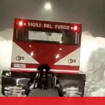 Vídeo mostra condutor rodeado de neve na Itália