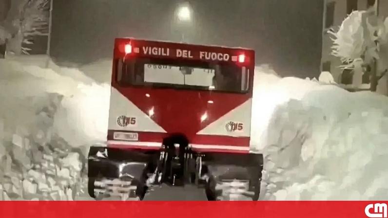 Vídeo mostra condutor rodeado de neve em Itália