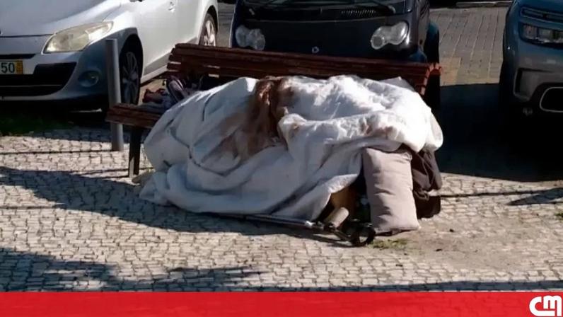 Homem com perna em mau estado e braço partido permanece 6 dias num banco de jardim