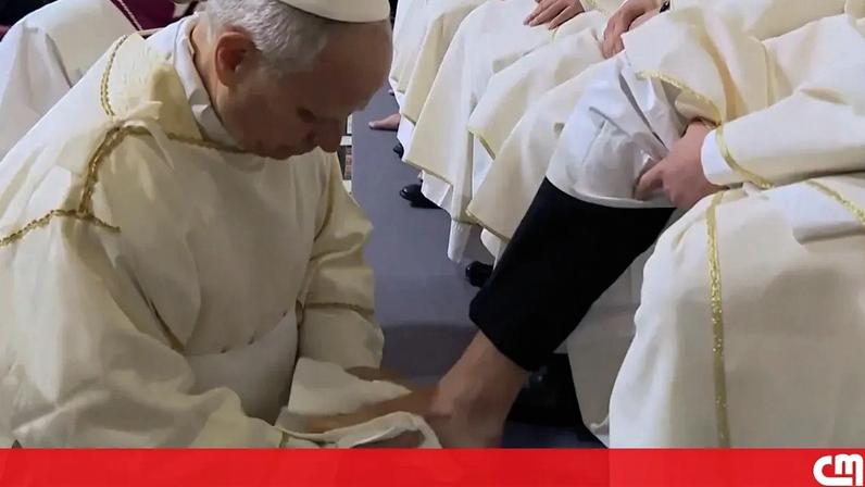 Papa Leão XIV celebrou, esta quinta-feira, o tradicional ritual do lava-pés a 12 sacerdotes, durante a cerimónia da Quinta-Feira Santa, no Vaticano. O momento simbólico recria o gesto de Jesus Cristo na Última Ceia e é uma das celebrações centrais da Semana Santa.