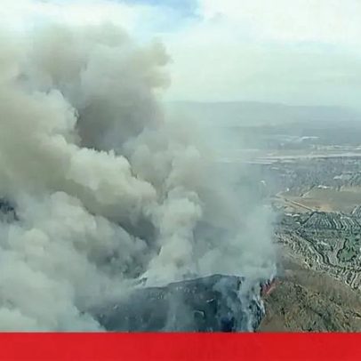 Incêndio de rápida propagação no sul da Califórnia é captado por imagens aéreas