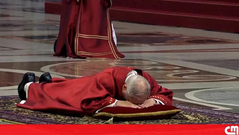 Papa Leão XIV carrega a cruz durante toda a Via Sacra no Coliseu de Roma