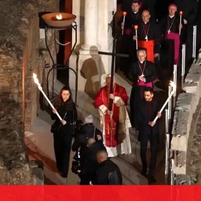 Papa Leão XIV carrega a cruz na Via Sacra no Coliseu de Roma