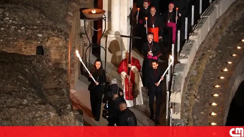 Papa Leão XIV carrega a cruz na Via Sacra no Coliseu de Roma